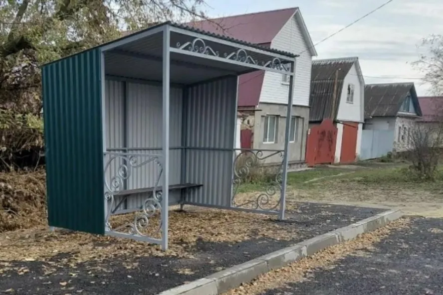 В Моршанске после проверки прокуратуры поставили новый остановочный павильон
